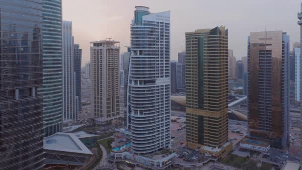 Edifícios residenciais e de escritórios no distrito de torres do lago Jumeirah em Dubai — Vídeo de Stock