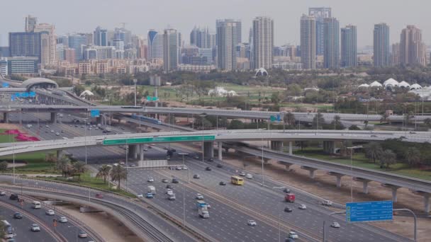 迪拜高尔夫球场，背景空中俯瞰葛瑞恩和tecom区的城市景观 — 图库视频影像