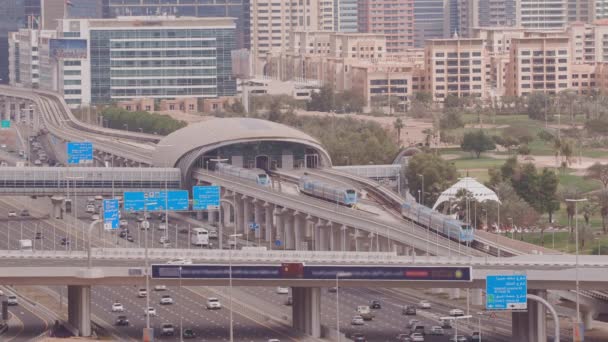 Terrain de golf de Dubaï avec un paysage urbain de Gereens et des quartiers tecom à l'arrière-plan vue aérienne — Video