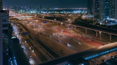 Dubai Marina ve Jlt, Dubai yakınlarındaki Şeyh Zayed yoluna giden hava manzaralı..