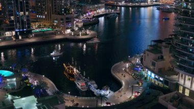 Dubai Marina 'daki rıhtım güvertesi gece görüşü. Dubai, Birleşik Arap Emirlikleri