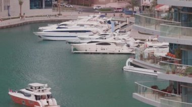Dubai Marina hava sahasında rıhtım güvertesi. Dubai, Birleşik Arap Emirlikleri