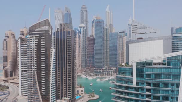 Luchtfoto van Dubai Marina residentiële en kantoorwolkenkrabbers met waterkant — Stockvideo