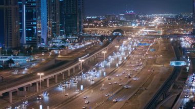 Dubai Marina ve Jlt, Dubai yakınlarındaki Şeyh Zayed yoluna giden hava manzaralı..