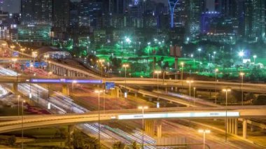 Dubai Golf Sahası 'nın arka planında Gereens ve tecom bölgelerinden oluşan bir şehir manzarası var.