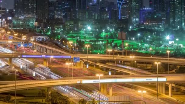 Terrain de golf de Dubaï avec un paysage urbain de Gereens et de quartiers tecom en arrière-plan timelapse de nuit aérienne — Video