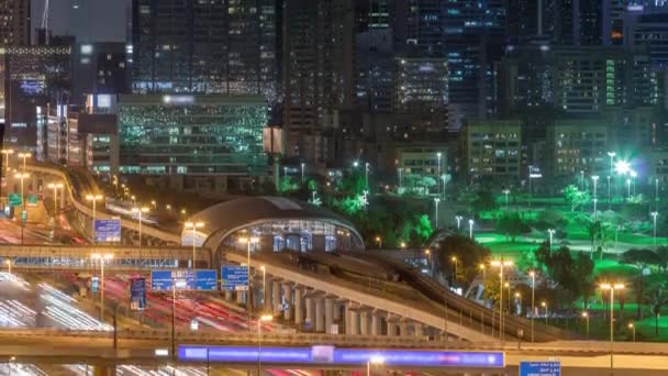 Dubai Golfbana med en stadsbild av Gereens och tecom distrikt i bakgrunden antenn natt timelapse — Stockvideo