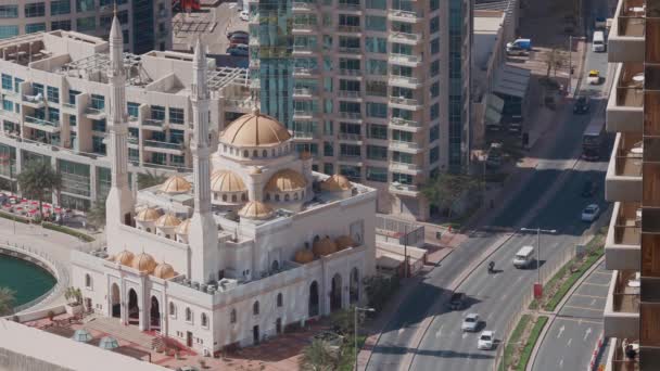 Moderne residentiële architectuur van Dubai Marina en Mohammed Bin Ahmed Almulla Moskee vanuit de lucht — Stockvideo