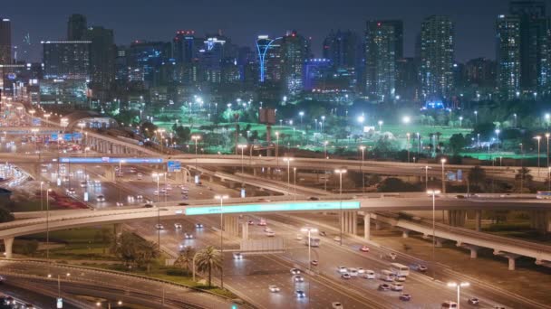 Dubai Golfbana med en stadsbild av Gereens och tecom distrikt i bakgrunden antenn nattutsikt — Stockvideo
