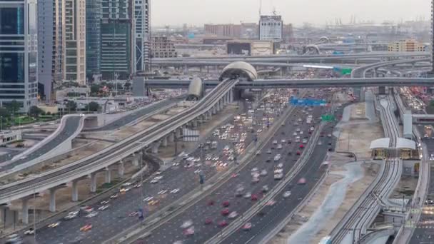 迪拜海港附近谢赫扎耶德公路的空中俯瞰，迪拜Jlt夜以继日. — 图库视频影像