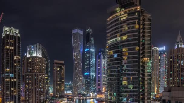 Vista de varios rascacielos y torres en Dubai Marina desde arriba timelapse noche aérea — Vídeo de stock