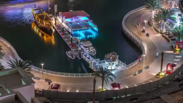 Promenada nabrzeżna w Dubai Marina antenowa noc timelapse. Dubaj, Zjednoczone Emiraty Arabskie — Wideo stockowe