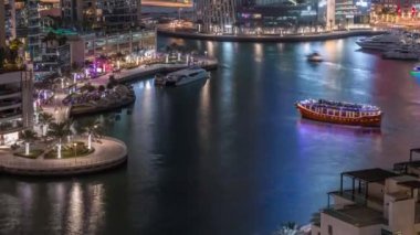 Dubai Marina Limanı 'ndaki rıhtım güvertesi gece uçuşları. Dubai, Birleşik Arap Emirlikleri