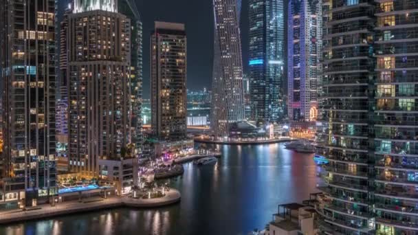 Luchtfoto van Dubai Marina woon- en kantoorwolkenkrabbers met nachtelijke tijdspanne aan het water — Stockvideo