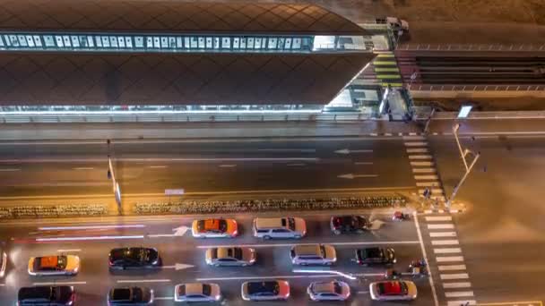 Intersección con coches y parada de tranvía con vista aérea del ferrocarril desde el timelapse noche arriba en Dubai Marina — Vídeo de stock