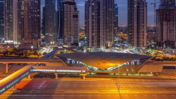 Vista aérea para a estrada Sheikh Zayed perto de Dubai Marina e JLT noite a dia timelapse, Dubai . — Vídeo de Stock