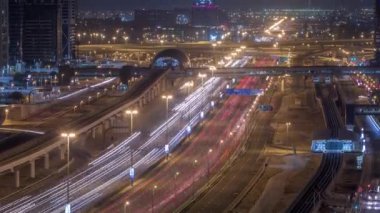 Dubai Marina yakınlarındaki Şeyh Zayed yoluna giden hava manzarası ve Dubai 'deki Jlt..