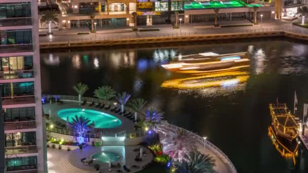 Waterfront promenade in Dubai Marina luchtfoto nachtelijke tijdspanne. Dubai, Verenigde Arabische Emiraten — Stockvideo
