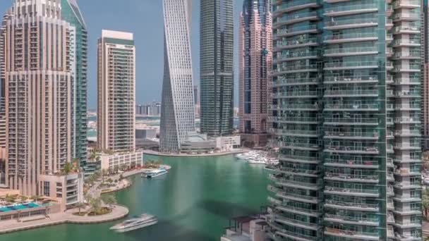 Vue aérienne des gratte-ciel résidentiels et de bureau de Dubai Marina avec timelapse en bord de mer — Video