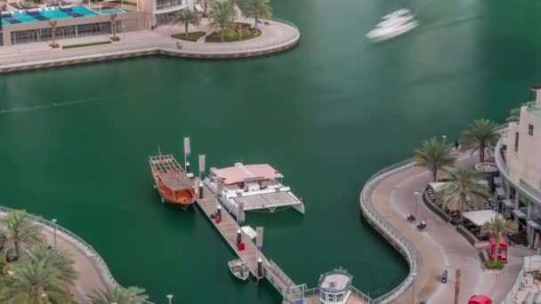 Paseo marítimo en Dubai Marina timelapse aéreo. Dubai, Emiratos Árabes Unidos — Vídeo de stock