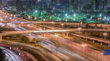 Dubai Golf Sahası 'nın arka planında Gereens ve tecom bölgelerinden oluşan bir şehir manzarası var.