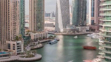 Dubai Marina yerleşim ve ofis gökdelenlerinin deniz manzarası.