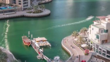 Dubai Marina Limanı 'ndaki rıhtım güvertesi, zaman ayarlı. Dubai, Birleşik Arap Emirlikleri