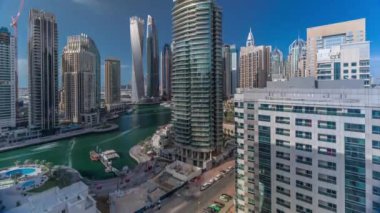 Dubai Marina yerleşim ve ofis gökdelenlerinin deniz manzarası.