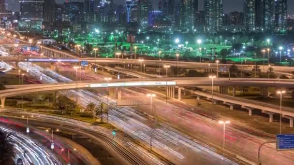 Dubai Golfbaan met een stadsgezicht van Gereens en tecom districten op de achtergrond luchtfoto 's nachtelijke tijdspanne — Stockvideo