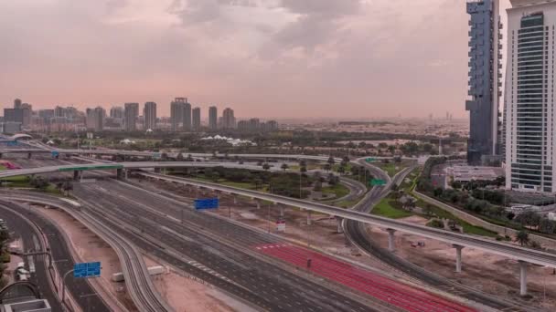 Bovenaanzicht vanuit de lucht naar Sheikh Zayed road nabij Dubai Marina en Jlt timelapse, Dubai. — Stockvideo