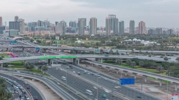 Dubai Golfbaan met een stadsgezicht van Gereens en tecom districten op de achtergrond luchtfoto van dag tot nacht timelapse — Stockvideo