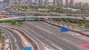 Arka planda Gereens ve tecom bölgelerinden oluşan bir şehir manzaralı Dubai Golf Sahası