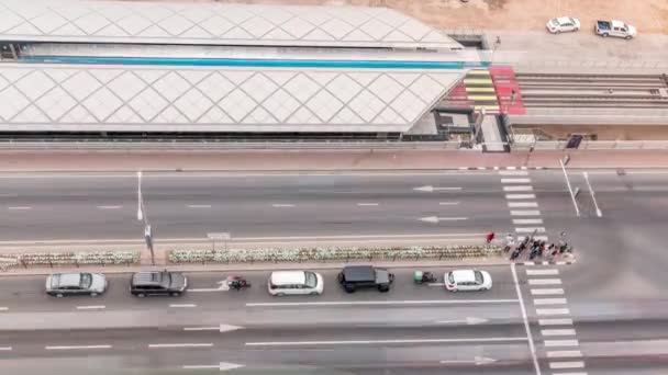 Arabalarla kavşak ve Dubai Marina 'dan tren yolu manzaralı durak. — Stok video