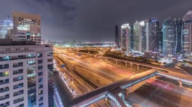 Dubai Marina ve Jlt Timelapse, Dubai yakınlarındaki Şeyh Zayed yoluna giden hava manzaralı..