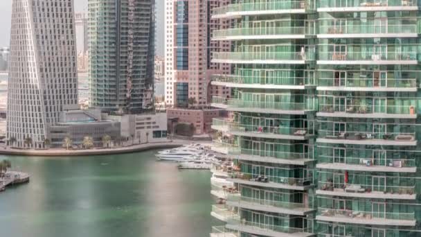 Luchtfoto van Dubai Marina woon- en kantoorwolkenkrabbers met tijdspanne aan het water — Stockvideo