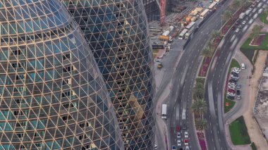 Dubai, Bae'de Difc timelapse yakınlarındaki Al Saada caddesinde kavşak trafiğinin ufuk çizgisi görünümü.