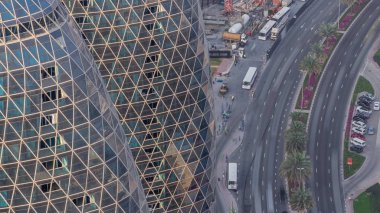 Dubai, Bae'de Difc timelapse yakınlarındaki Al Saada caddesinde kavşak trafiğinin ufuk çizgisi görünümü.