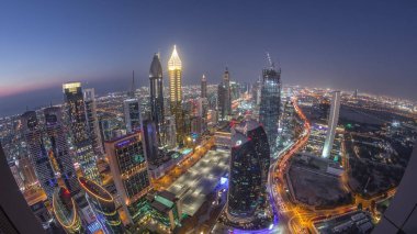 Şeyh Zayed Road ve Difc havadan dubai, Bae gece timelapse binaların Silueti.