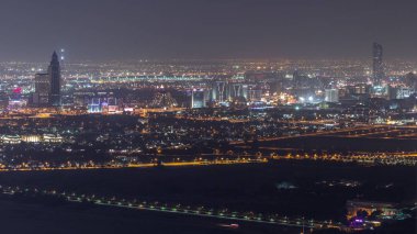 Dere ve Zabeel ilçesine havadan görünüm trafik ve şehir merkezinden vinçler ile inşaat binası ile gece zaman aşımı