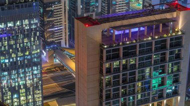 Sheikh Zayed Road ve Difc'nin Dubai, Bae'deki hava gece saatlerinin silueti.