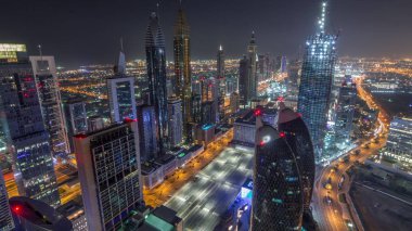Sheikh Zayed Road ve Difc'nin Dubai, Bae'deki hava gece saatlerinin silueti.