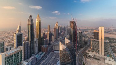 Sheikh Zayed Road ve Difc'nin Dubai, Bae'deki binalarının ufuk çizgisi görünümü.