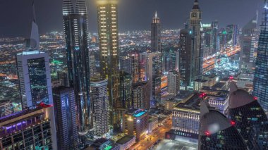 Sheikh Zayed Road ve Difc'nin Dubai, Bae'deki hava gece saatlerinin silueti.