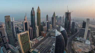 Şeyh Zayed Road ve Difc hava gece Dubai, Bae gündüz timelapse binaların Silueti.