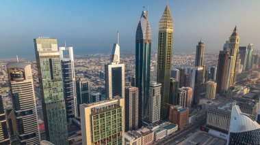 Sheikh Zayed Road ve Difc'nin Dubai, Bae'deki binalarının ufuk çizgisi görünümü.