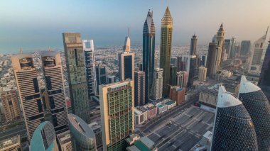Sheikh Zayed Road ve Difc'nin Dubai, Bae'deki binalarının ufuk çizgisi görünümü.