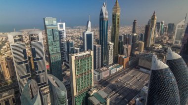 Sheikh Zayed Road ve Difc'nin Dubai, Bae'deki binalarının ufuk çizgisi görünümü.