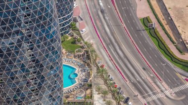 Dubai, Bae'de Difc timelapse yakınlarındaki Al Saada caddesinde kavşak trafiğinin ufuk çizgisi görünümü.