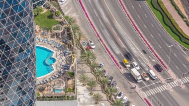 Dubai, Bae'de Difc timelapse yakınlarındaki Al Saada caddesinde kavşak trafiğinin ufuk çizgisi görünümü.