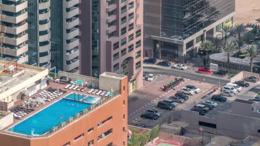 Çatı yüzme havuzu ile otopark yukarıda timelapse, Hava üstü görünümünden bakılır. Dubai, Birleşik Arap Emirlikleri